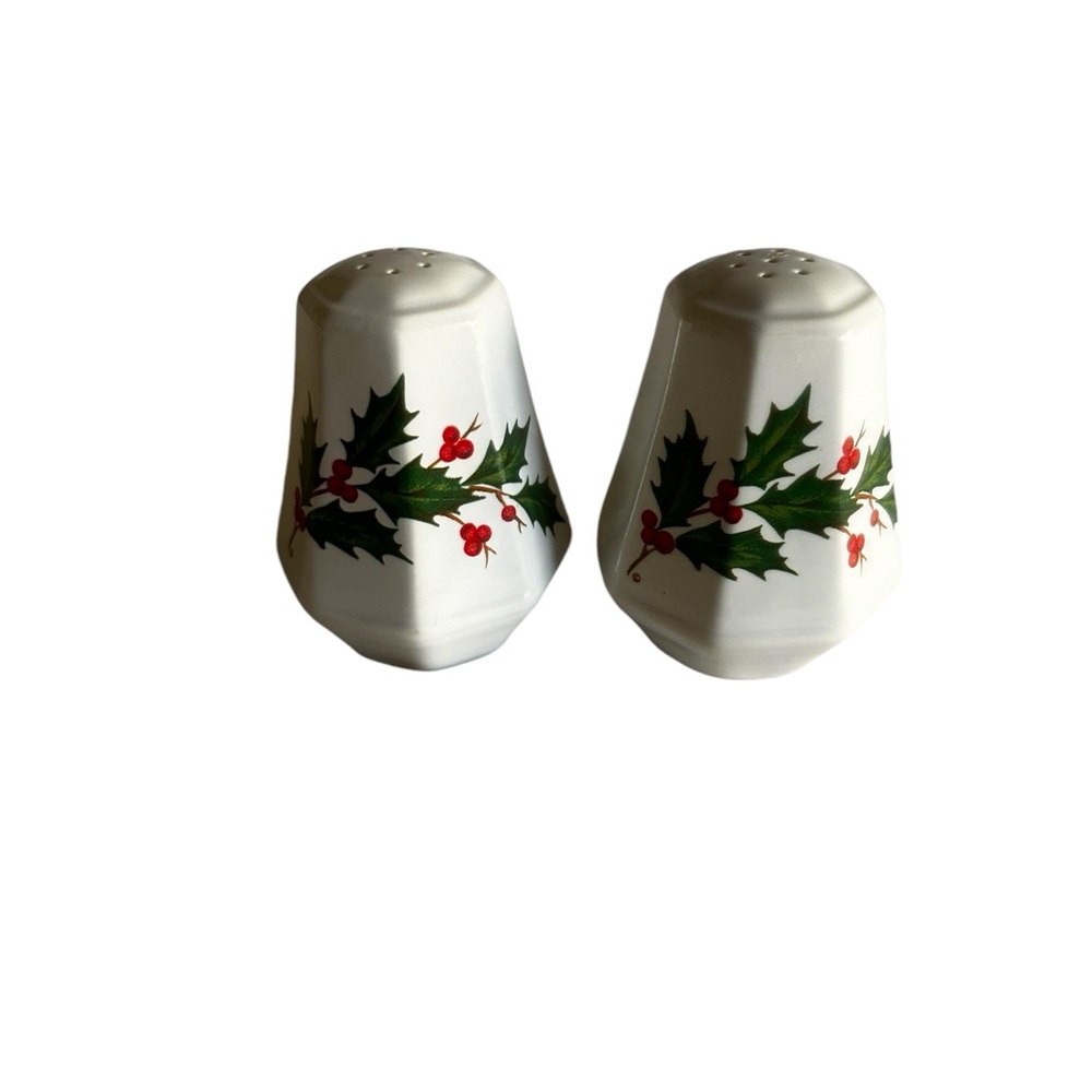 SET OF 2 CHRISTMAS SALT AND PEPPER SHAKERS OCTAGON SHAPED